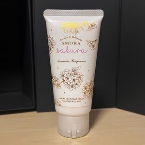 FREE w/ purchase | AMORA sakura hand cream